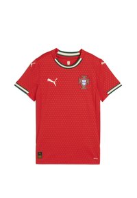 Rdeča nogometna majica narejena iz zračnega blaga, z grbom Portugalske, logotipom Puma, ovratnikom s zelenimi in belimi črtami ter teksturiranim vzorcem.