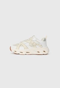 Witte sportsneaker met een gestructureerde bovenkant, beige accenten, een dikke zool met uitsparingen en een reflecterend detail op de hiel.
