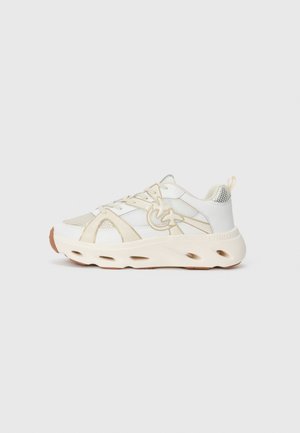 Hvide atletiske sneakers med en tekstureret overdel, beige accenter, en tyk sål med udskæringer og en reflekterende detalje på hælen.