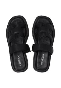 Sorte slidesandaler med et tekstureret design, der har en perforeret fodseng og to stropdetaljer. Mærkenavnet "Venezia" er synligt.