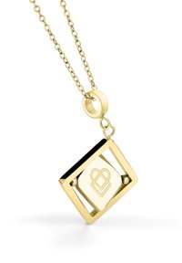 Gouden halsketting met een rechthoekige hanger met uitsnijdingen, een gladde textuur en een centraal embleem in een contrasterende afwerking.