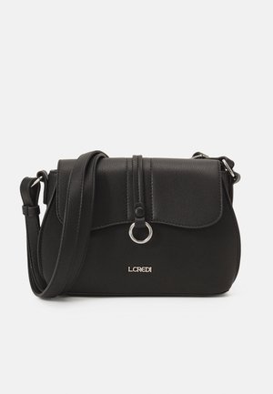 Sort læder crossbody-tasker med klaplukning, sølv ringdetalje, justerbar skulderrem og L.Credi-logo foran.