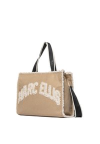 Beige shopper met witte shearling accenten, met "MARC ELLIS" in een reliëfdesign, dubbele handvatten en een ritssluiting.