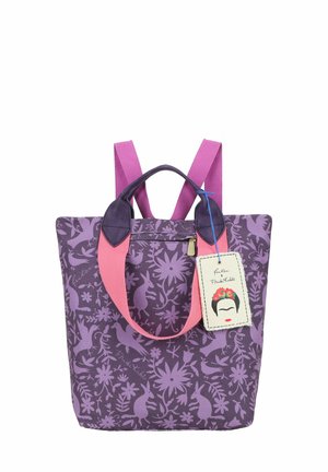 Bolsa tote morada con patrones florales y de animales, asas rosas y una etiqueta con un rostro estilizado con flores en la cabeza.
