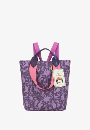 Borsa tote viola con motivi floreali e animali, manici rosa e una targhetta con un volto stilizzato con fiori sulla testa.