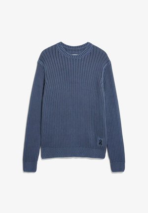 Blauwe geribbelde gebreide trui met lange mouwen en een ronde halslijn. Heeft een klein logoplaatje aan de onderzijde. Gestructureerde stof.