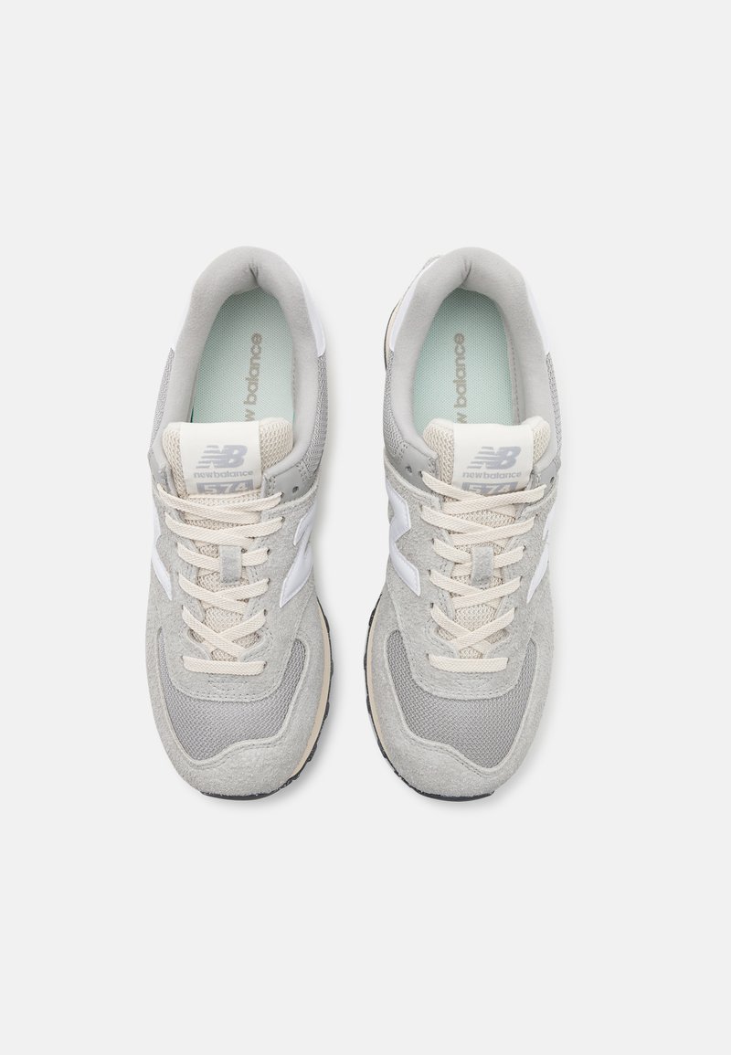Graue Sneaker aus einer Mischung aus Wildleder und Mesh-Materialien. Verfügt über weiße Branding-Elemente, ein Schnürdesign und eine strukturierte Gummisohle.