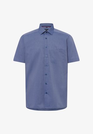 Korte mouw knoopshirt in lichtblauwe stof met een gestructureerde afwerking, voorzien van een enkele borstzak en blauwe knopen.