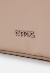 Beige stof tas med en tekstureret overflade og et hævet logo, der læser "PARTOS" i en matchende farve. Enkel, rektangulær design.