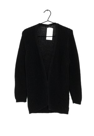 Sort strikket cardigan med åben front og lange ærmer, hængende på en sort bøjle med en hvid rektangulær prismærkat.