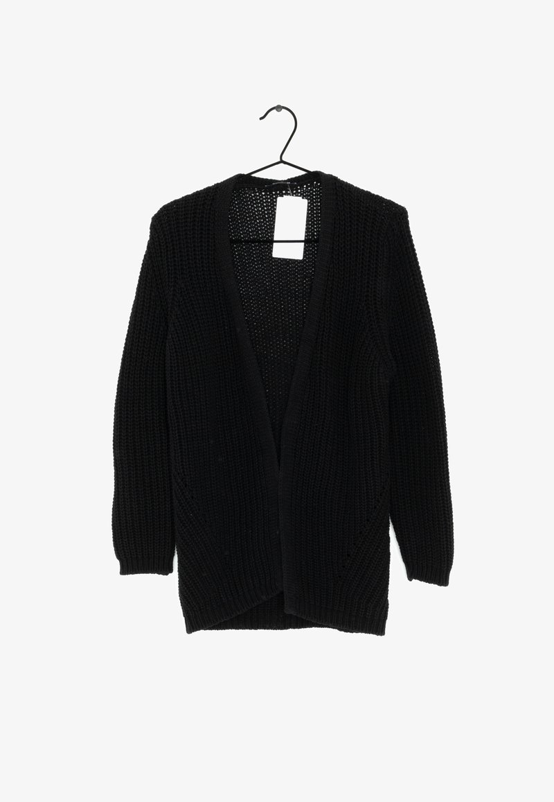 Cardigan noir en tricot avec ouverture sur le devant et manches longues, suspendu à un cintre noir, avec une étiquette de prix rectangulaire blanche.