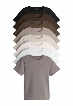 Siedem koszulek z krótkim rękawem i okrągłym dekoltem w czerni, odcieniach brązu, beżu, bieli oraz w paski, ułożonych w stos warstwowy.