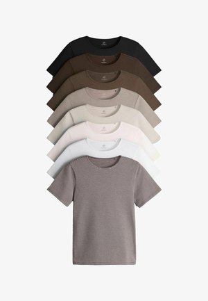 Sieben kurzärmelige Crewneck-T-Shirts in Schwarz, Brauntönen, Beige, Weiß und gestreiften Mustern, in einem geschichteten Stapel angeordnet.