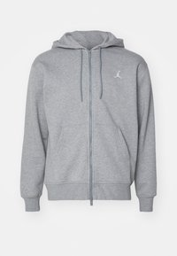 Felpa zip grigia realizzata in tessuto morbido, con cappuccio regolabile, due tasche frontali e un piccolo logo bianco sul petto.