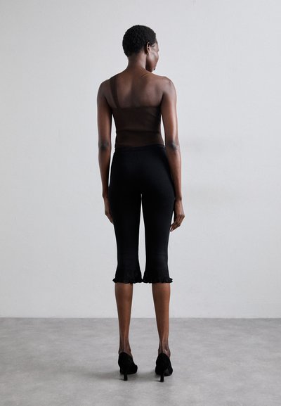 sandro PANTALON CROP MAILLE BAS FANTAISIE - Hlače - noir