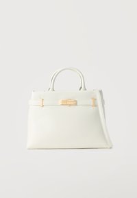 Λευκή δερμάτινη τσάντα χειρός με διπλές λαβές, μακρύ ιμάντα ώμου και κλείσιμο με χρυσό κούμπωμα σε απλό φωτεινό φόντο.