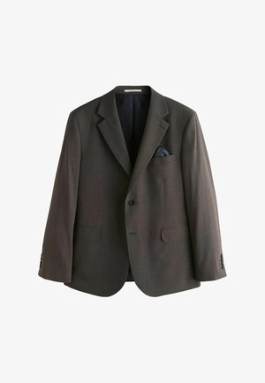 Sacou de costum bărbătesc, gri închis, cu nasturi pe o singură rând, rever cu crestătură, două buzunare frontale cu clapetă, un buzunar la piept cu batistă bleumarin și manșete cu nasturi.