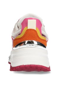 Mångfärgad sneaker med övre i vitt mesh, accenter i orange och rosa mocka, silvrig häl detalj, tjock vit sula och en rosa gummisula.