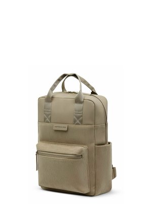 Sac à dos rectangulaire beige avec texture en velours côtelé, poche zippée à l'avant, poches latérales, poignées supérieures et étiquette « Kapten & Son » à l'avant.