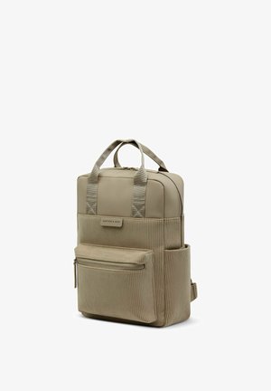 Sac à dos rectangulaire beige avec texture en velours côtelé, poche zippée à l'avant, poches latérales, poignées supérieures et étiquette « Kapten & Son » à l'avant.