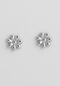 Silberne blütenförmige Ohrringe mit abgerundeten Blütenblättern und glänzender Oberfläche, die eine zentrale Perle für zusätzliche Details und Textur aufweisen.