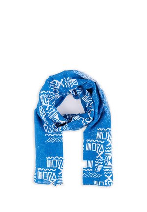 Niebieski szalik z białymi geometrycznymi i plemiennymi wzorami, luźno złożony na jednolitym białym tle.