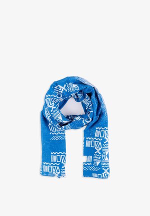 Niebieski szalik z białymi geometrycznymi i plemiennymi wzorami, luźno złożony na jednolitym białym tle.