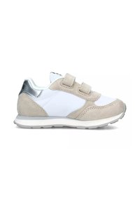 Sneaker con tomaia in tessuto bianco, accenti in suede beige e rifiniture in metallo argentato. Presenta due cinturini in velcro e una suola in gomma testurizzata.