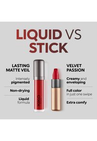 Rouge à lèvres liquide rouge en tube et rouge à lèvres en bâton rouge dans un étui doré côte à côte avec les avantages contrastés de chaque formule listés.