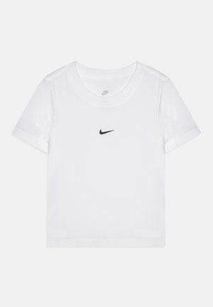Camiseta cortada blanca de algodón con una textura suave, con un pequeño logo negro de Nike en el pecho y mangas cortas.