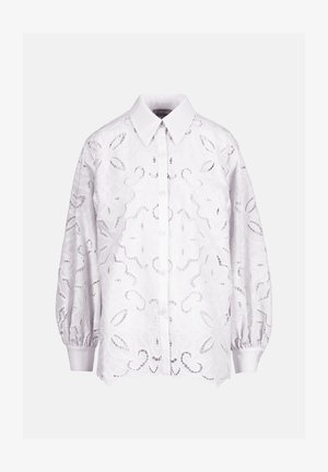 Witte blouse met lange mouwen en knopen, voorzien van een bloemachtig opengewerkt kanten patroon, een spitse kraag en gerimpelde manchetten, getoond tegen een effen achtergrond.