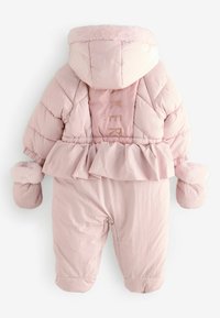 Rosa, puffer-artige Schneejacke mit Kapuze, rüschigem Bund und Kunstfellverzierungen an den Manschetten und der Kapuze, mit einem gesteppten Design und glatter Textur.