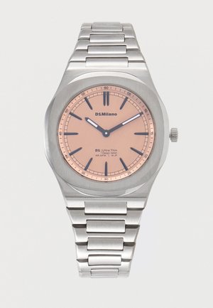 Silberne Metallarmbanduhr mit einem rosafarbenen Zifferblatt, schwarzen Stundenmarkierungen und schwarzen Zeigern, zeigt 10:11 Uhr, Edelstahl-Gliederarmband.