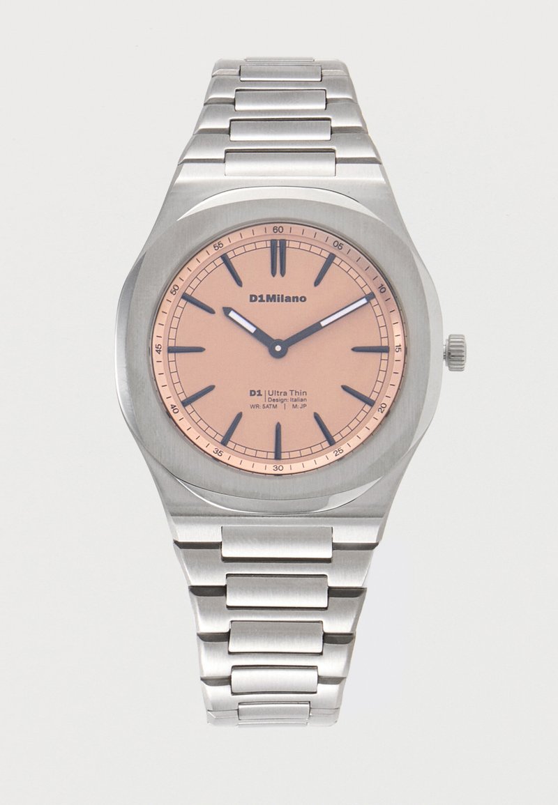 Ασημένιο μεταλλικό ρολόι χειρός με ροζ καντράν, μαύρους δείκτες ώρας και μαύρα δείκτες που δείχνουν 10:11, μπρασελέ από ανοξείδωτο ατσάλι.