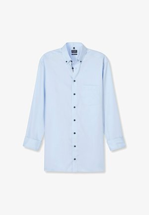 Hellblaues Langarmhemd mit schwarzen Knöpfen, Button-Down-Kragen und einer einzigen Brusttasche. Glatte Textur, gerade geschnitten.