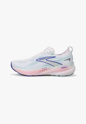 Brooks hardloopschoen met een witte mesh bovenkant, lichtblauwe accenten en een roze gradient zool. De modelnaam "Glycerin GTS" is zichtbaar.