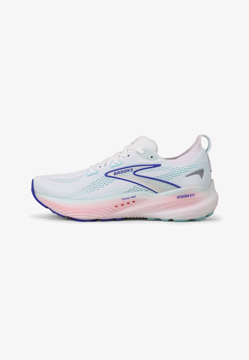 Zapatilla de running Brooks con parte superior de malla blanca, acentos de color azul claro y una suela en degradado rosa. El nombre del modelo "Glycerin GTS" es visible.