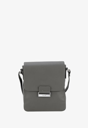 Grijze leren crossbodytas met klepafsluiting en zilveren rechthoekige gesp, verstelbare riem en gestructureerd oppervlak.