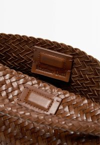 Bruine geweven leren tas met een gestructureerd oppervlak en gladde leren accenten. Voorzien van een label met de tekst "Massimo Dutti" aan de binnenkant.