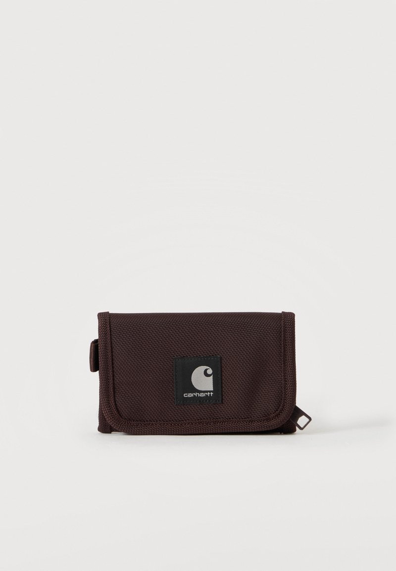 Πορτοφόλι Carhartt από σκούρο καφέ ύφασμα με μπροστινό καπάκι και μαύρο λογότυπο τοποθετημένο στο κέντρο μπροστά.
