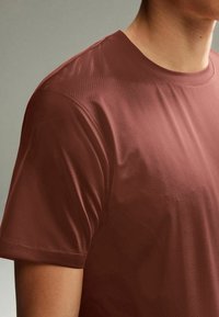 Next ACTIVE TEXTURED STANDARD - Základné tričko - bronze