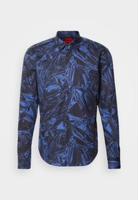 Chemise homme à manches longues avec boutons, motif brillant froissé en nuances de bleu foncé et noir, col et boutons noirs.