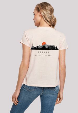 ESCAPE DISCOVER THE WORLD ASIAN TOWN - Print T-shirt - pink