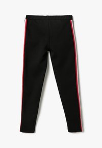 Leggings negros con una cintura ancha, que presentan franjas laterales rojas y blancas. Hechos de un material suave y elástico. Diseñados para la comodidad y el movimiento.