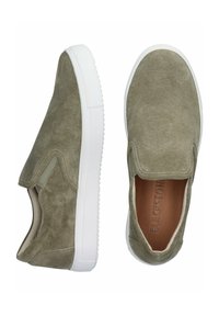 Zapatos slip-on de ante verde oliva con suela de goma blanca, que presentan paneles laterales elásticos y una textura suave. Nombre de la marca visible en la plantilla.