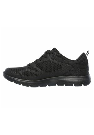 Zapatillas deportivas negras con materiales de malla y sintéticos, con un diseño de cordones, superficie texturizada, cuello acolchado y suela de goma.