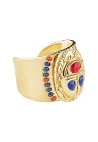 Bague large plaquée or avec un design de scarabée texturé, présentant des accents rouges, bleus et orange, ainsi que des détails en perles décoratives le long de la bande.