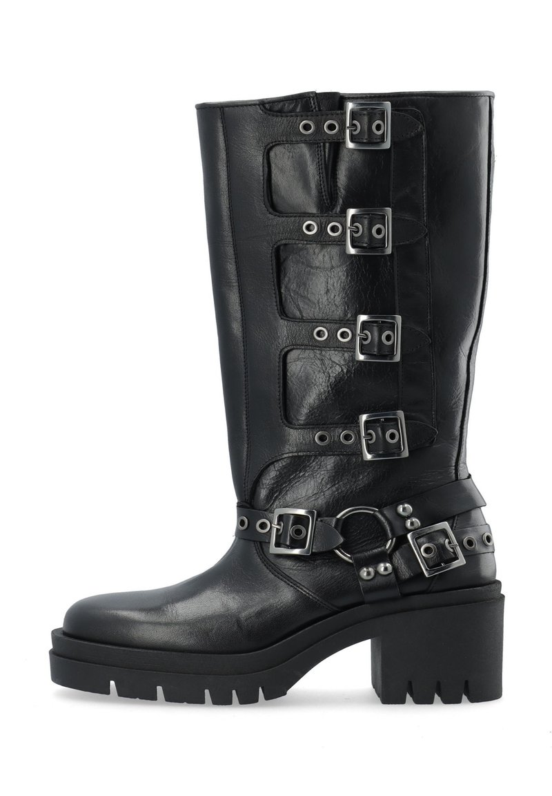 Schwarze Lederstiefel in knielanger Höhe mit vier silbernen Schnallenriemen, einer dicken Plateausohle und Nietenakzenten um den Knöchel.
