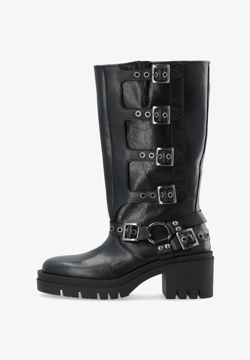 Schwarze Lederstiefel in knielanger Höhe mit vier silbernen Schnallenriemen, einer dicken Plateausohle und Nietenakzenten um den Knöchel.