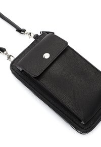 Juoda odinė per petį nešiojama rankinė su tekstūruotu paviršiumi, su spaudžiamu užsegimu, užtrauktuku užsegamu skyriumi ir reguliuojamu dirželiu.